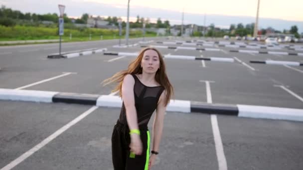 Młoda Piękna Tancerka Długimi Włosami Tańcząca Nowoczesną Młodzież Tańczy Stylu — Wideo stockowe