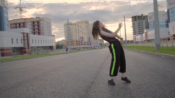 아름다운 여성이 도시의 거리에서 있습니다 힙합이야 안무가 독일어 — 비디오