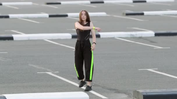 Młoda Dziewczyna Długimi Włosami Tańczy Stylu Free Parkingu Śmieje Się — Wideo stockowe