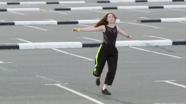 Muchacha Joven Con Pelo Largo Está Bailando Estilo Libre Aparcamiento — Vídeo de stock