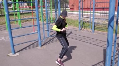 Eşofmanlı genç bir kız dansçı ve sokak dansı yapan bir şapka, Sportsground 'da hip hop yapan. Modern gençlik dansının olağanüstü unsurlarını sergiliyor. Yavaş çekim