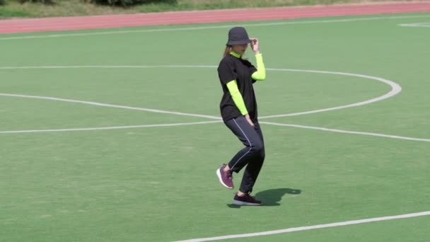 Fata Tânără Efectuează Figuri Acrobatice Complexe Aer Liber Stadion Hip — Videoclip de stoc