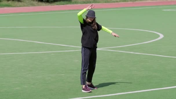 Jovencita Chándal Sombrero Bailando Danza Callejera Estadio Concepto Mejora Técnica — Vídeos de Stock