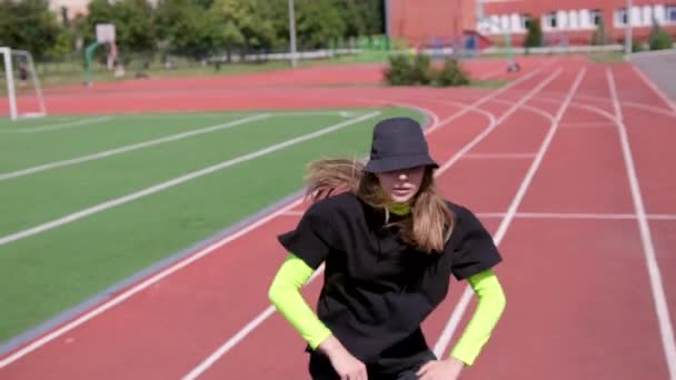 Jovencita Chándal Sombrero Bailando Danza Callejera Estadio Concepto Mejora Técnica — Vídeos de Stock