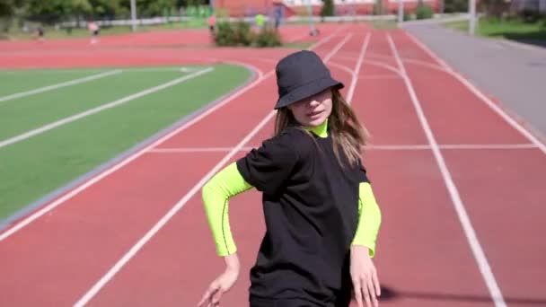 Junges Mädchen Trainingsanzug Und Hut Das Einem Stadion Straßentanz Tanzt — Stockvideo