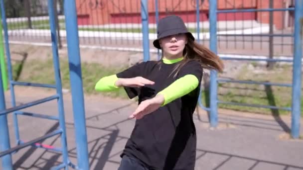 Mladá Tanečnice Teplákové Soupravě Kloboukem Tančícím Street Dance Hip Hop — Stock video
