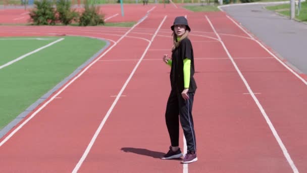 Jong Meisje Een Trainingspak Een Hoed Dansen Straat Dans Een — Stockvideo