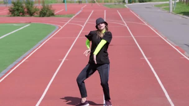 Молодая Девушка Спортивном Костюме Шляпе Танцует Уличный Танец Стадионе Концепция — стоковое видео
