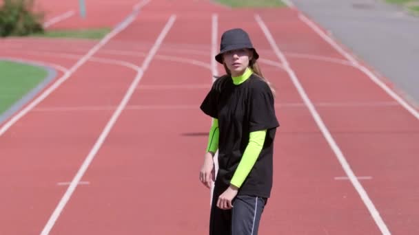 Video Una Joven Activa Bailando Coreografía Hip Hop Break Dance — Vídeos de Stock