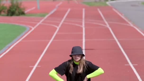 Video Una Joven Activa Bailando Coreografía Hip Hop Break Dance — Vídeos de Stock