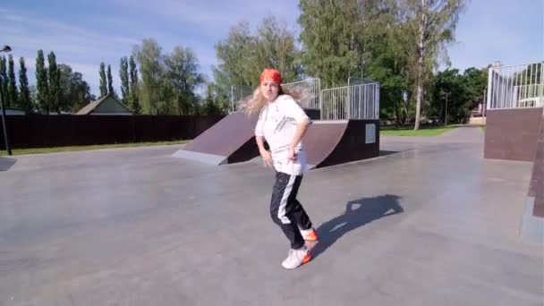 Vacker Blond Röd Bandana Dans Hip Hop Utomhus Skateboard Domstol — Stockvideo
