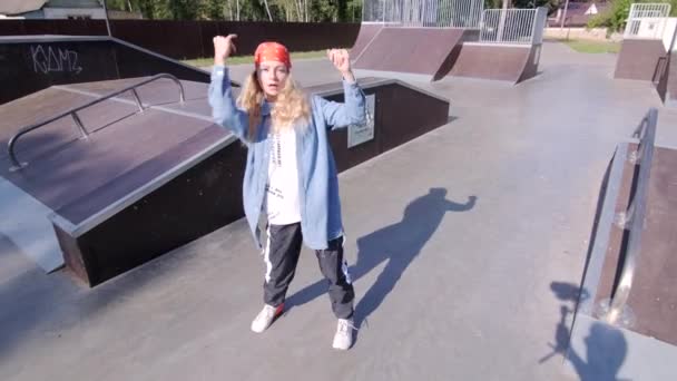 Vacker Blondin Röd Bandana Dans Hip Hop Utomhus Skateboard Domstol — Stockvideo