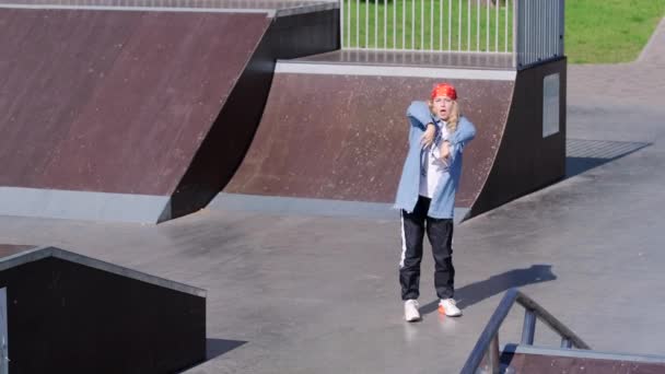 Spectacular Young Girl Performs Modern Youth Dance Skateboard Area Slow — Stock Video