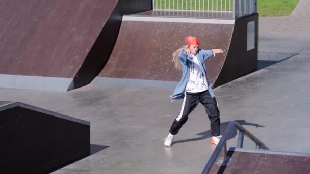 Spektakulär Ung Flicka Utför Modern Ungdomsdans Skateboard Område Långsamma Rörelser — Stockvideo