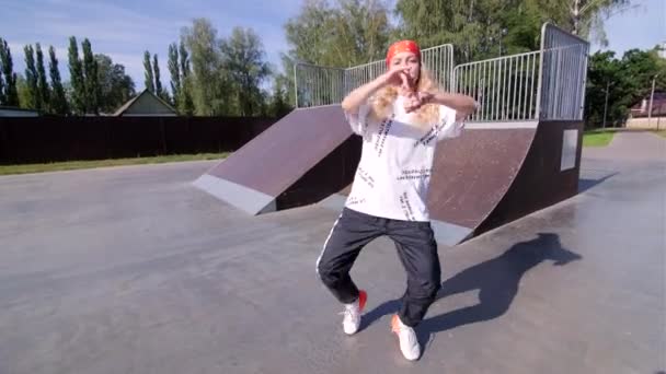 소녀가 스케이트보드 위에서 현대의 젊음의 — 비디오
