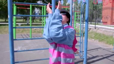 Spor sahasında eşofman ve şapka giyen hip hop yapan genç bir kadın. Yavaş çekim