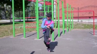 Aktif genç bir kadının hip hop koreografisi ve spor sahasında break dans yaptığı bir video. Yavaş çekim
