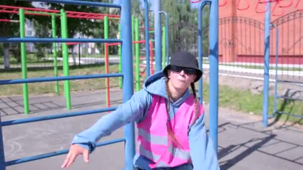 Юная Забавная Танцовщица Спортивном Костюме Шляпе Танцующая Уличные Танцы Хип — стоковое видео