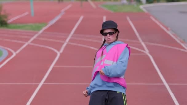 Jovem Menina Bonita Traje Treino Chapéu Dança Hip Hop Livre — Vídeo de Stock