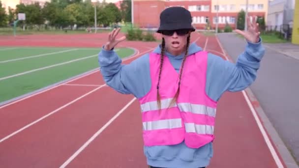 Ung Flicka Träningsoverall Och Hattdans Streetdance Stadion Begreppet Förbättra Break — Stockvideo