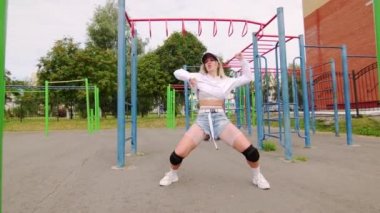 Sportsground 'da hip hop dansı yapan genç bir kadının videosu. Yavaş çekim