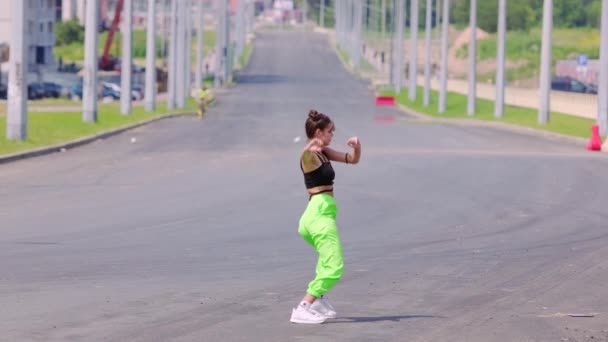 Chica Divertida Bailando Twerk Una Amplia Calle Ciudad Sienta Cordel — Vídeo de stock