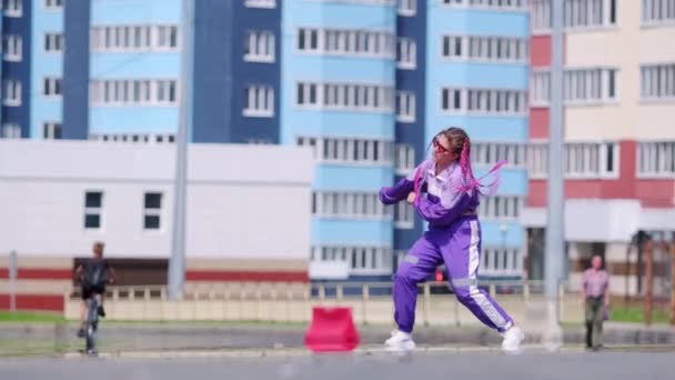 Joven Mujer Hermosa Con Coletas Colores Bailando Hip Hop Aire — Vídeo de stock