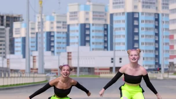 Duet Młodych Wesołych Kobiet Tańczących Hip Hopową Choreografię Świeżym Powietrzu — Wideo stockowe