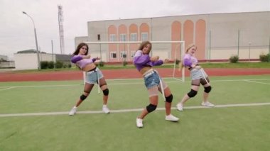 Bir grup neşeli kadın stadyumda hip hop koreografisi yapıyor.. 