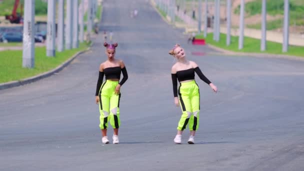 Duas Jovens Mulheres Alegres Tops Com Ombros Nus Dançando Dança — Vídeo de Stock