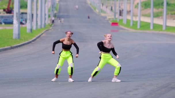 Twee Jonge Vrolijke Vrouwen Topjes Met Blote Schouders Die Dansen — Stockvideo