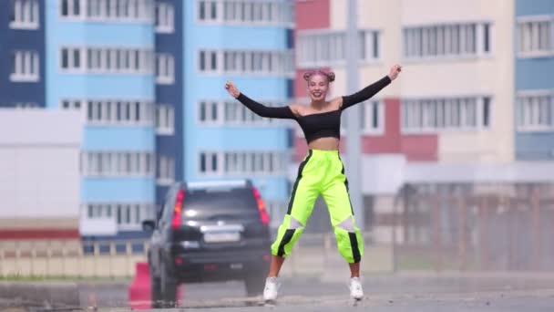 Video Aktiv Ung Kvinna Dansar Hip Hop Utomhus Bakgrunden Höghus — Stockvideo