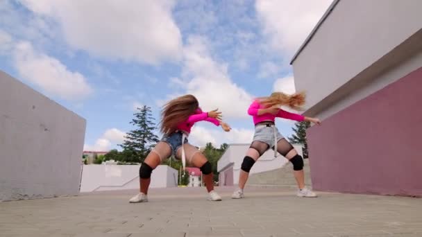 Dueto Jóvenes Mujeres Alegres Bailando Estilo Libre Bailando Calle Coreografía — Vídeo de stock