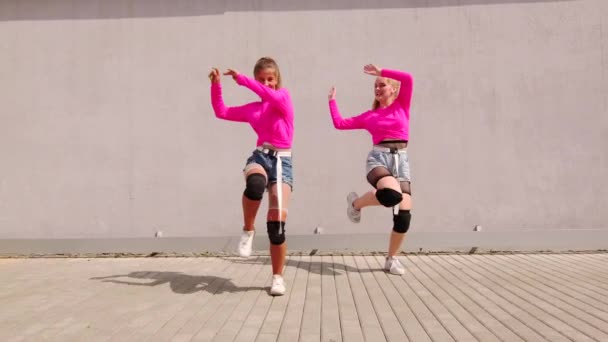 Två Glada Unga Flickor Korta Shorts Dansar Hip Hop Utför — Stockvideo