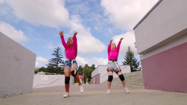 Dueto Jóvenes Mujeres Alegres Bailando Estilo Libre Bailando Calle Coreografía — Vídeo de stock