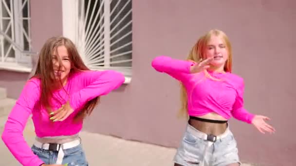 Dueto Chicas Jóvenes Alegres Pantalones Cortos Bailando Estilo Libre Bailando — Vídeo de stock