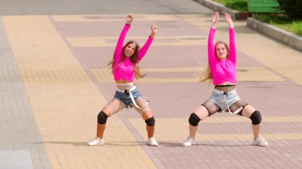 Dwie Wesołe Młode Dziewczyny Krótkich Spodenkach Tańczące Sali Tanecznej Twerkingiem — Wideo stockowe