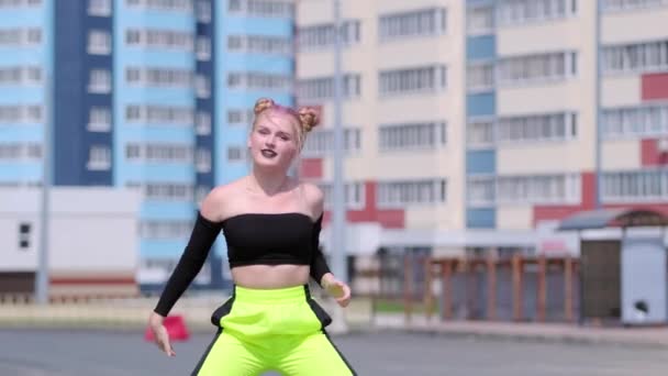 Video Aktivní Mladé Ženy Tančící Hip Hop Venku Pozadí Výškových — Stock video