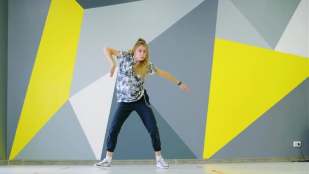 Hermosa Mujer Bailando Hip Hop Estudio Frente Pared Con Patrón — Vídeo de stock