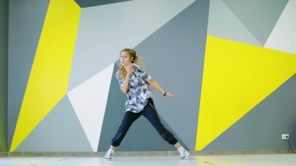 Hermosa Mujer Bailando Hip Hop Estudio Frente Pared Con Patrón — Vídeo de stock