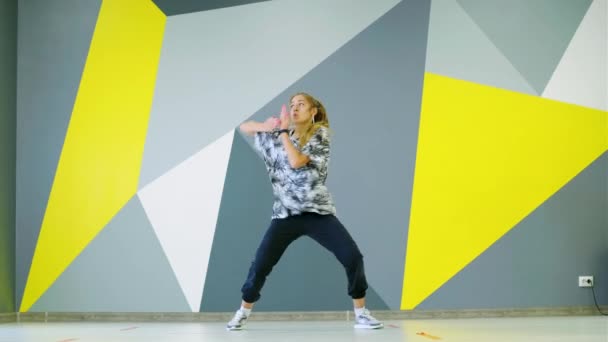 Hermosa Mujer Bailando Hip Hop Estudio Frente Pared Con Patrón — Vídeo de stock