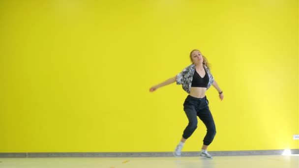 Joven Mujer Enérgica Bailando Moderna Danza Juvenil Estilo Libre Estudio — Vídeos de Stock