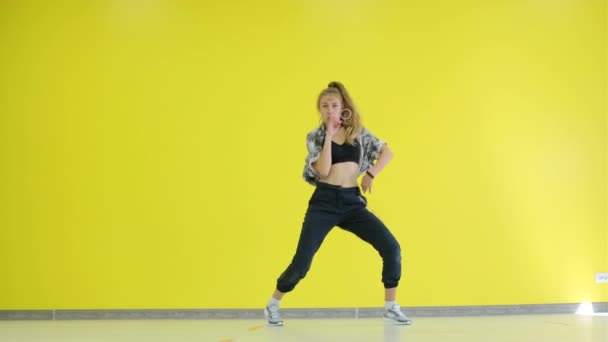 Joven Mujer Enérgica Bailando Moderna Danza Juvenil Estilo Libre Estudio — Vídeos de Stock