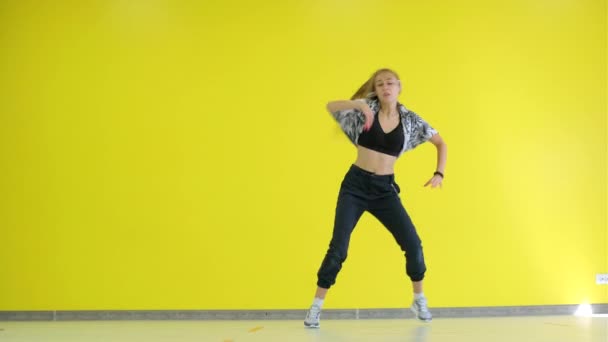 Mujer Joven Bailando Hip Hop Estilo Libre Baile Estudio Sobre — Vídeo de stock