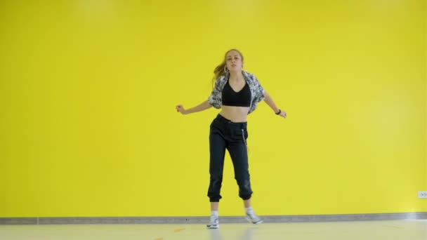 Joven Mujer Enérgica Bailando Moderna Danza Juvenil Estilo Libre Estudio — Vídeo de stock