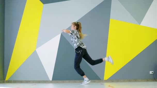 Mooie Vrouw Dansen Hip Hop Studio Voorkant Van Muur Met — Stockvideo