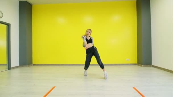 Chica Bailando Hip Hop Fondo Una Pared Amarilla — Vídeo de stock