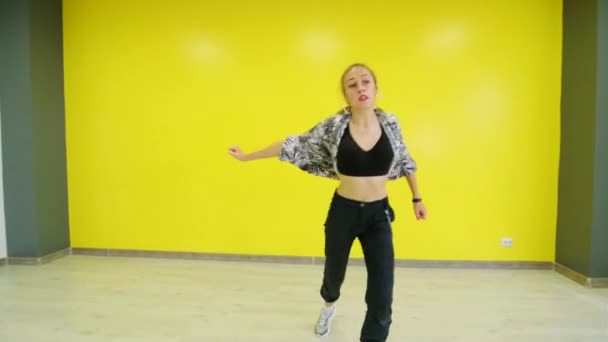 Chica Bailando Hip Hop Fondo Una Pared Amarilla — Vídeo de stock