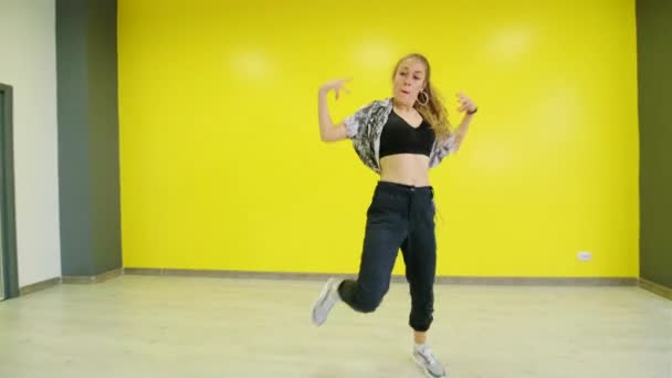 Ung Kvinna Dansar Hip Hop Dans Fri Stil Studion Mot — Stockvideo