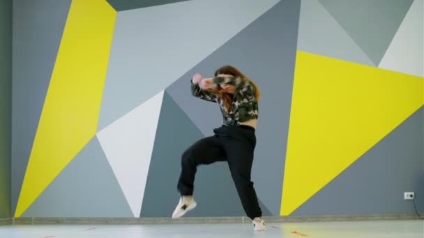 Jong Meisje Dansen Hip Hop Moderne Choreografie Gratis Stijl Studio — Stockvideo